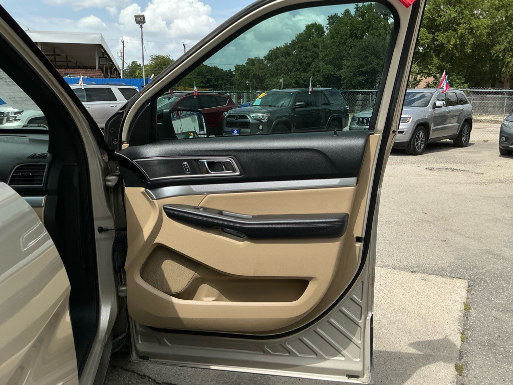 2017 Ford Explorer Image 9