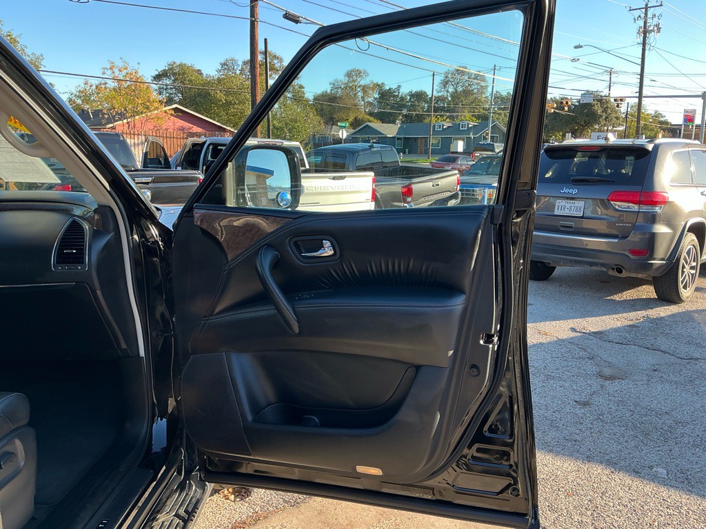 2017 INFINITI QX80 Image 11