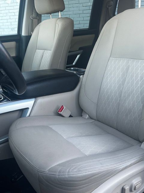 2017 Nissan Titan Image 10