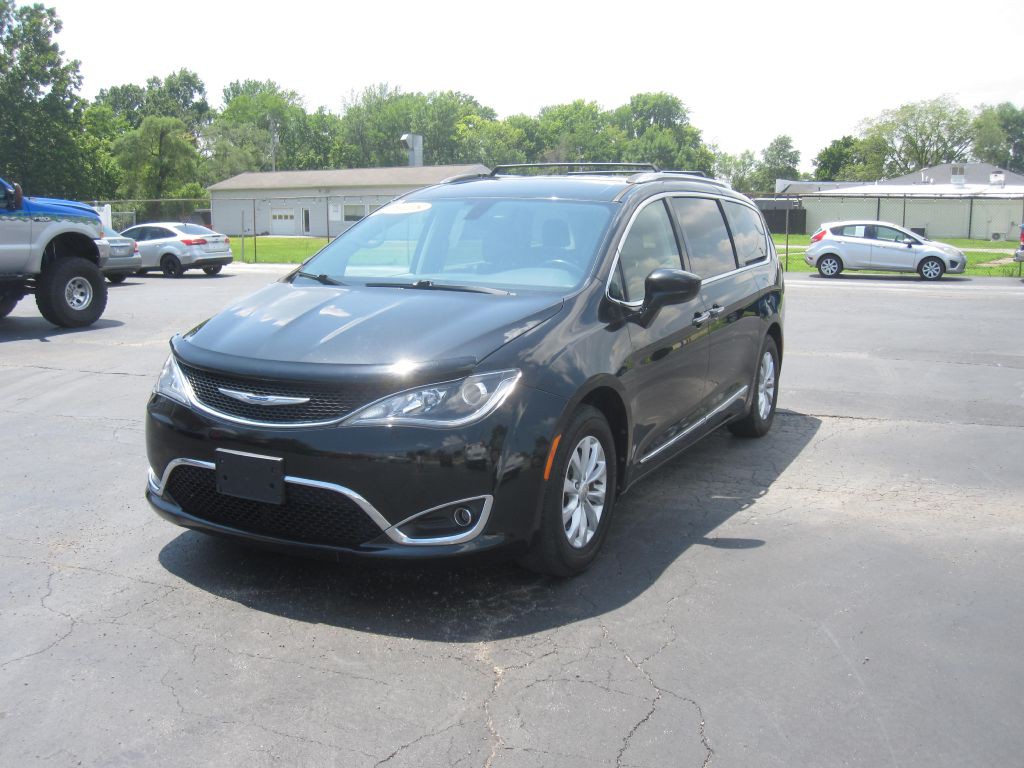 2018 Chrysler Pacifica Image 1
