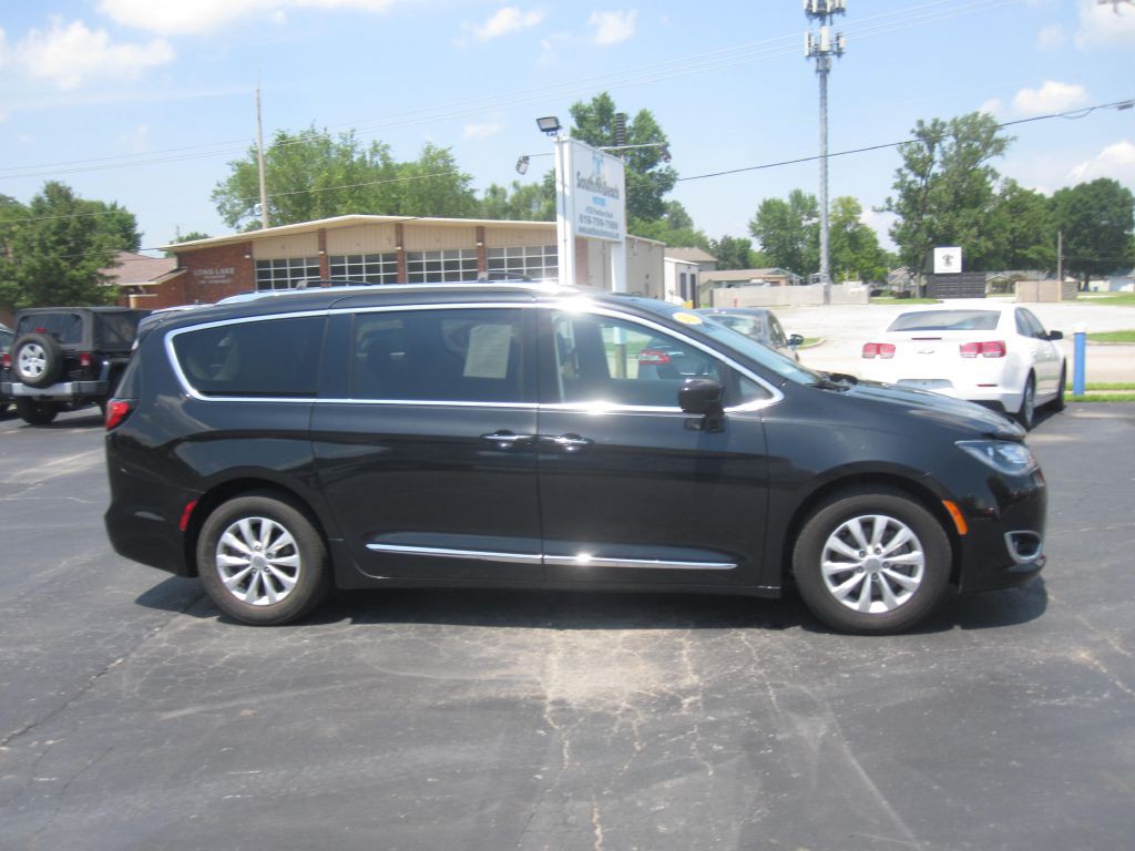 2018 Chrysler Pacifica Image 4