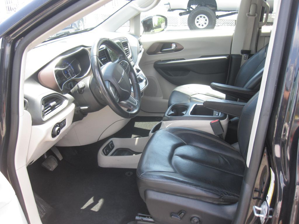 2018 Chrysler Pacifica Image 11