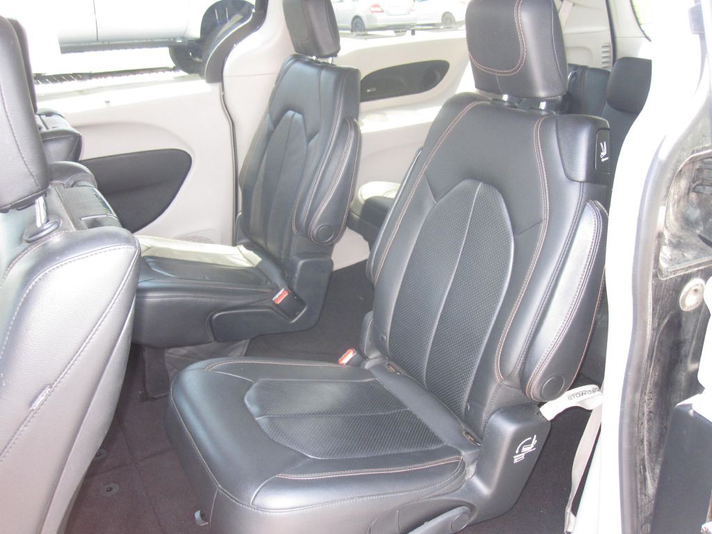 2018 Chrysler Pacifica Image 12