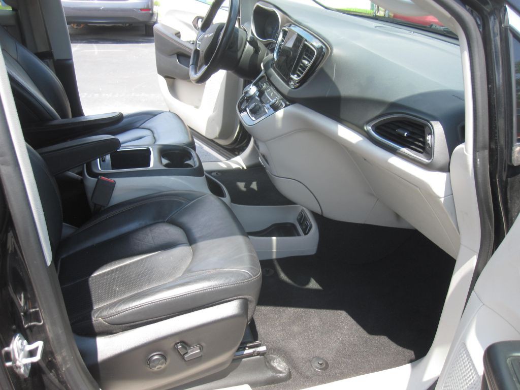 2018 Chrysler Pacifica Image 18