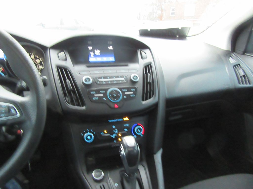 2016 Ford Focus Image 17