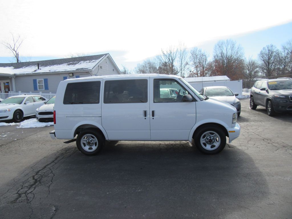 2003 GMC Safari Image 4