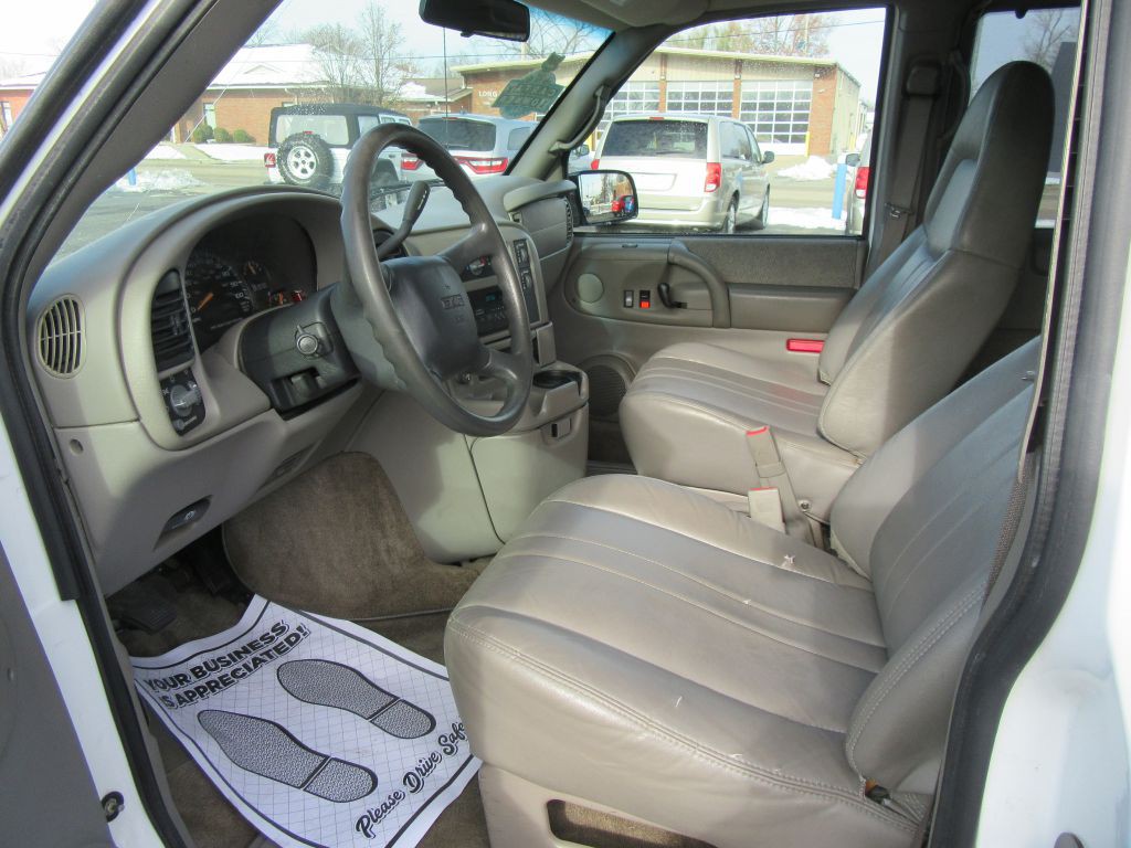 2003 GMC Safari Image 9