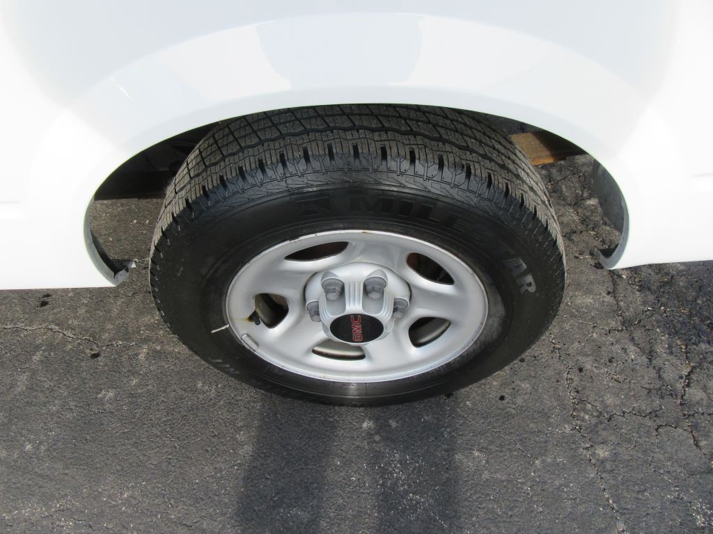 2003 GMC Safari Image 11