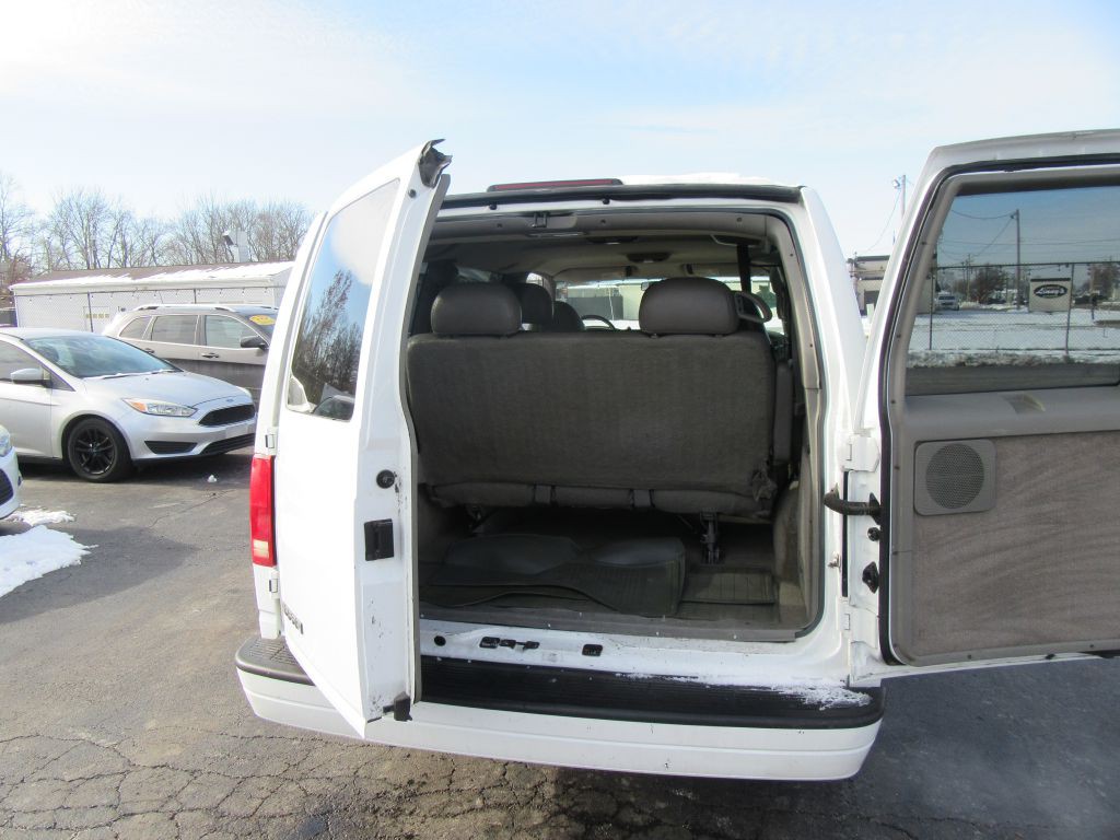 2003 GMC Safari Image 12