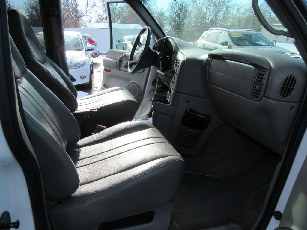 2003 GMC Safari Image 16