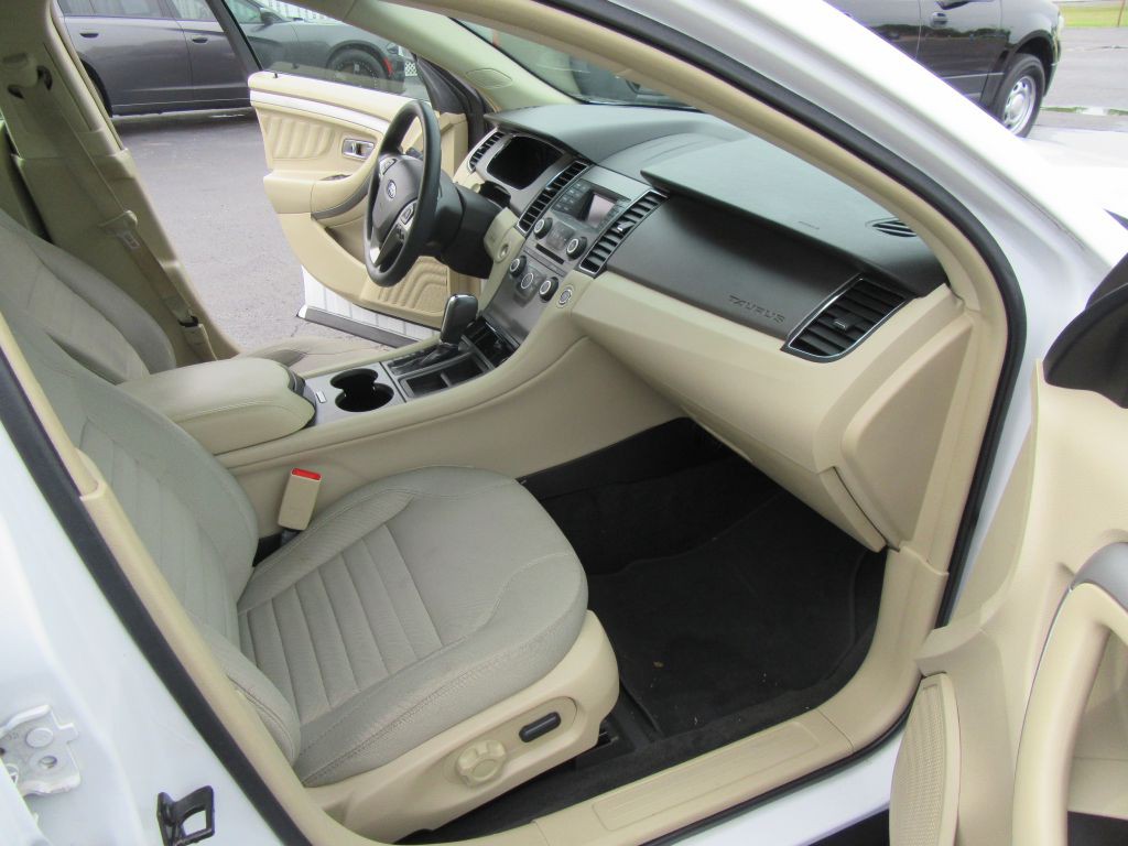 2015 Ford Taurus Image 12