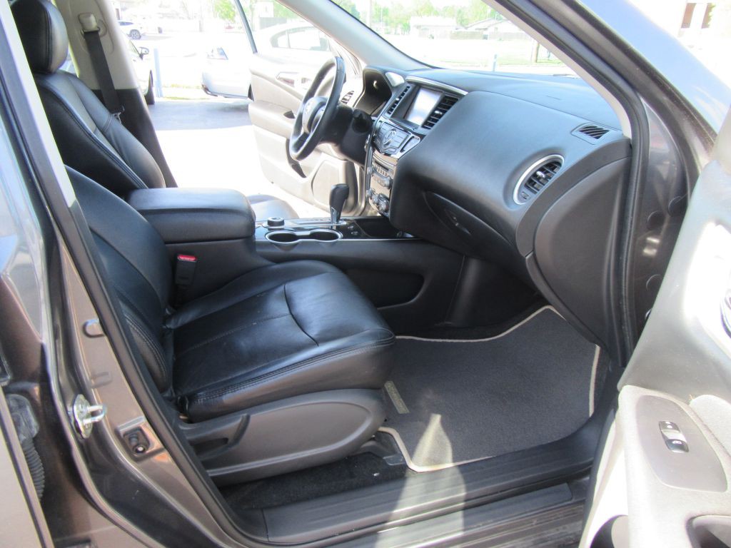 2017 Nissan Pathfinder Image 16