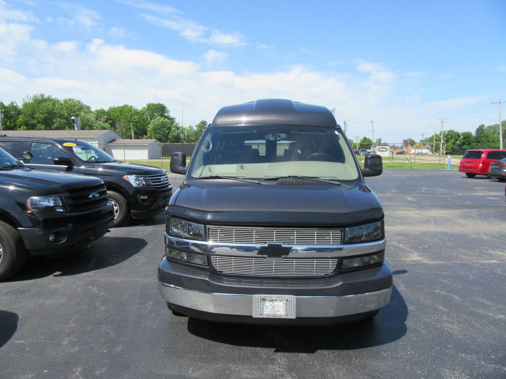 2004 Chevrolet Express Image 2