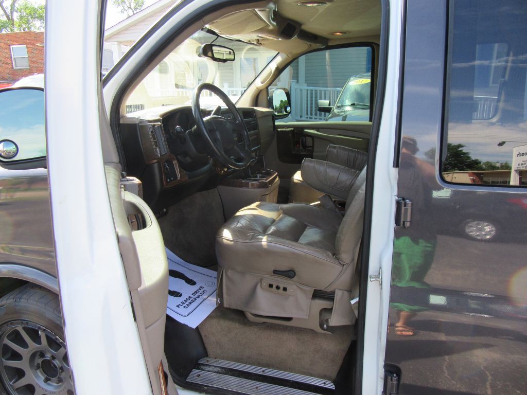 2004 Chevrolet Express Image 9
