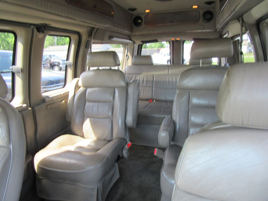 2004 Chevrolet Express Image 10