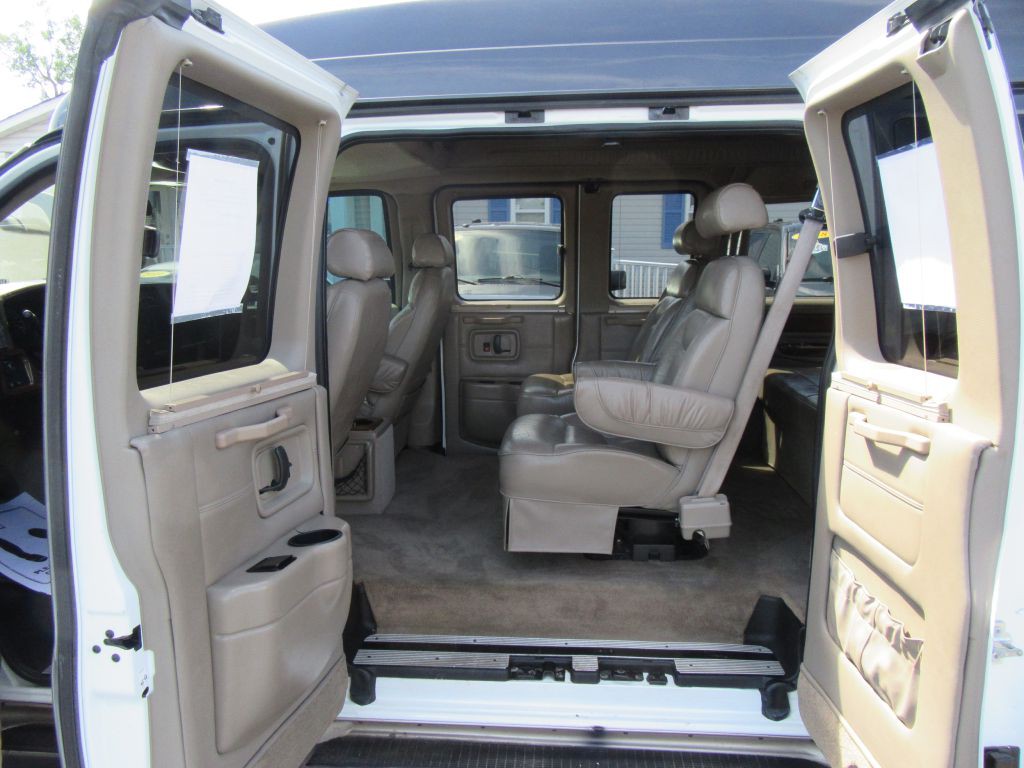2004 Chevrolet Express Image 15