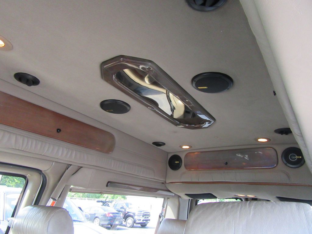 2004 Chevrolet Express Image 17