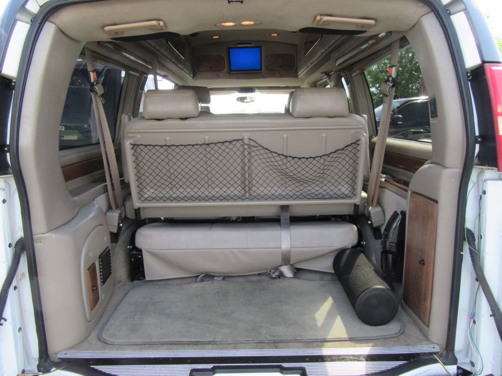 2004 Chevrolet Express Image 18