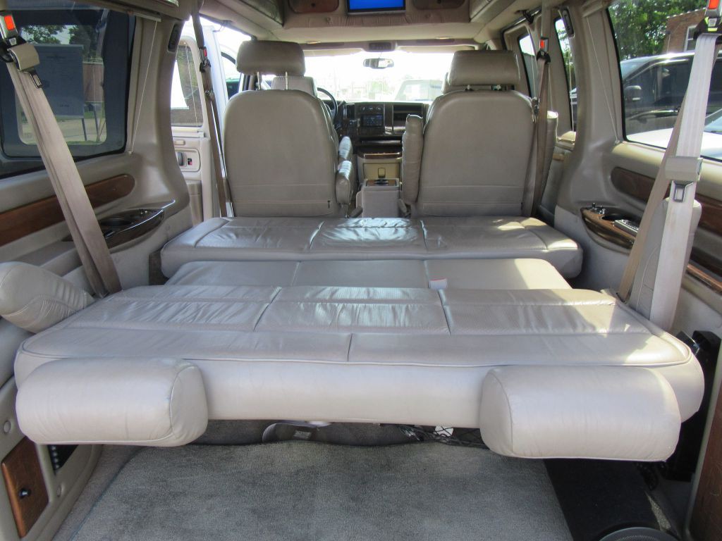 2004 Chevrolet Express Image 19