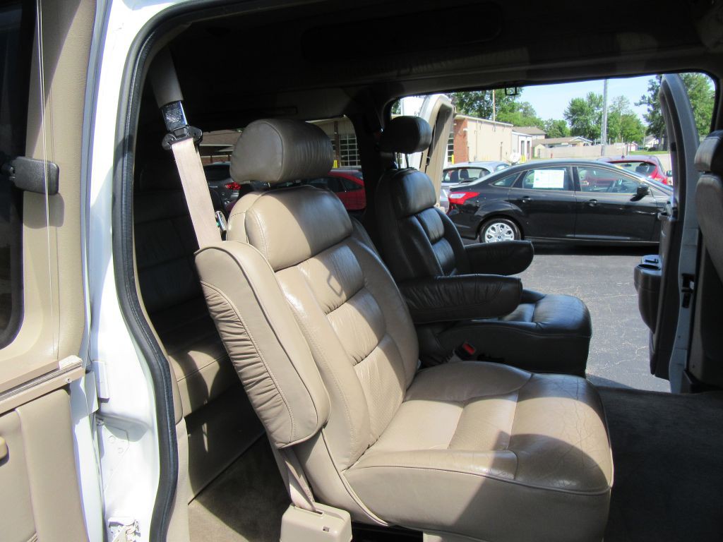 2004 Chevrolet Express Image 21