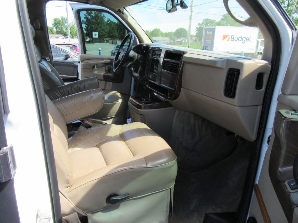 2004 Chevrolet Express Image 22
