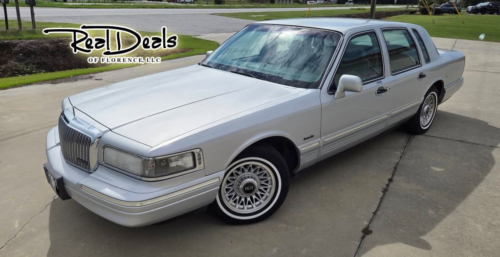 1997 Lincoln Town Car Image 2