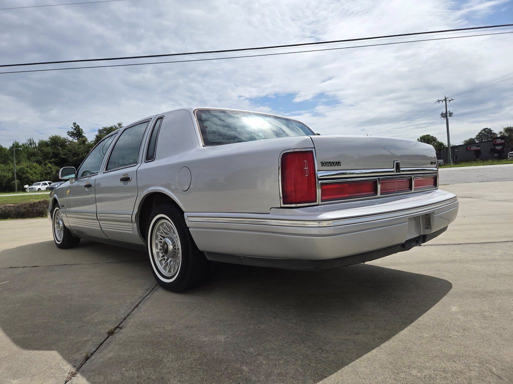 1997 Lincoln Town Car Image 8