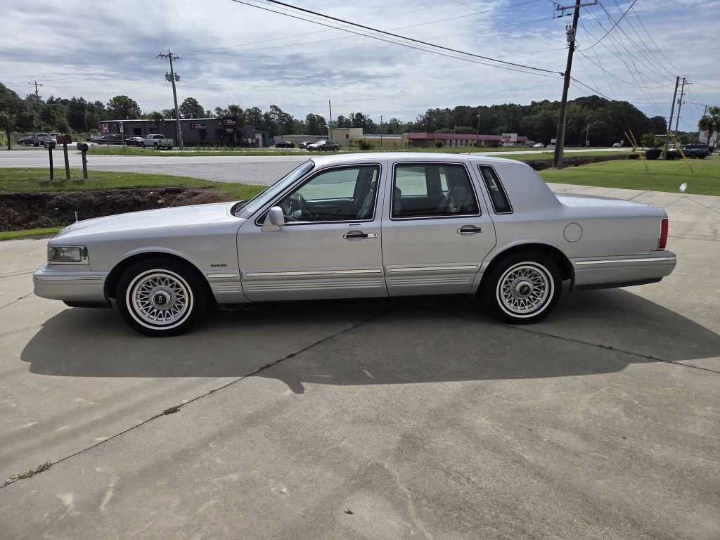 1997 Lincoln Town Car Image 9