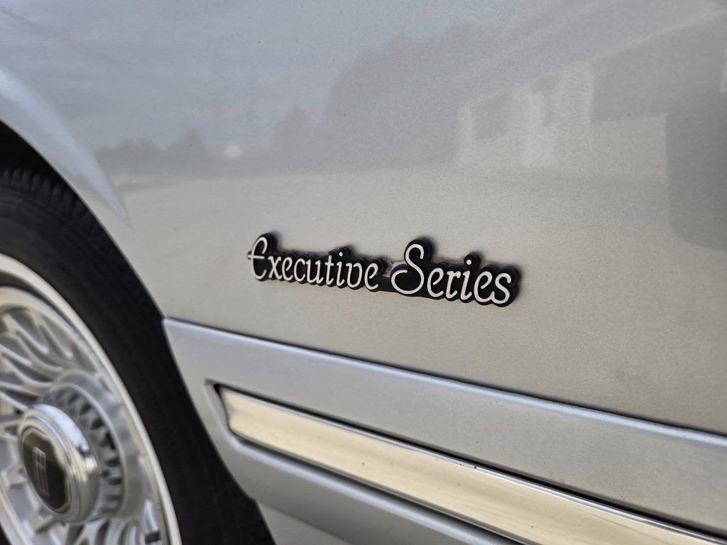 1997 Lincoln Town Car Image 10