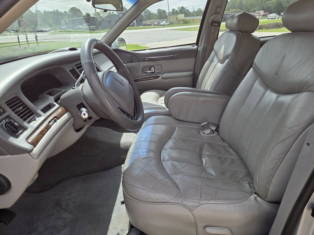 1997 Lincoln Town Car Image 11