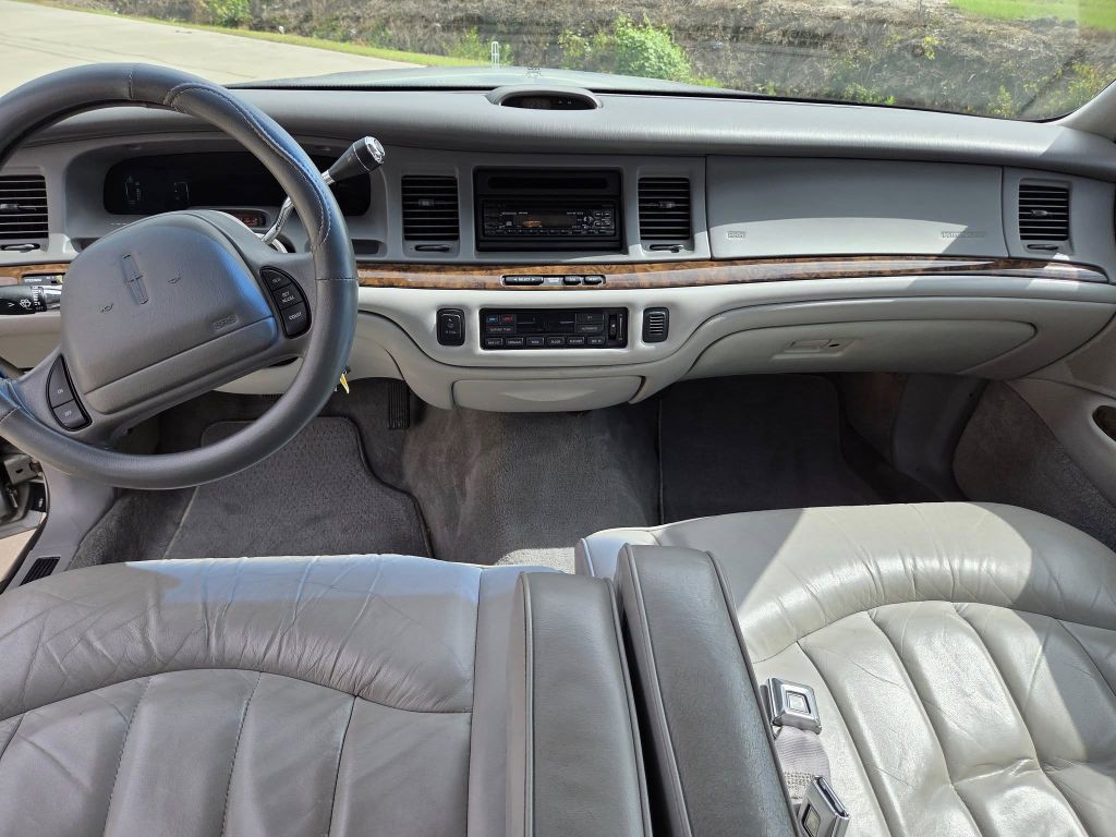 1997 Lincoln Town Car Image 15