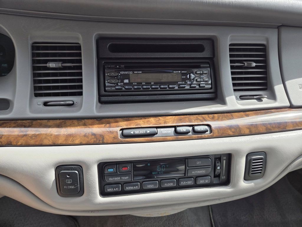 1997 Lincoln Town Car Image 16