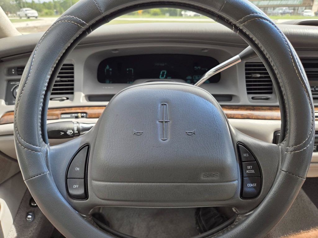 1997 Lincoln Town Car Image 17