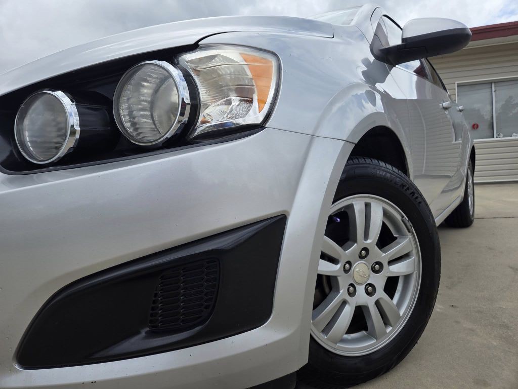 2014 Chevrolet Sonic Image 2