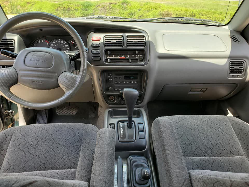 2002 Chevrolet Tracker Image 9