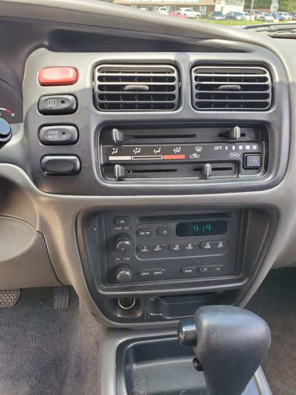 2002 Chevrolet Tracker Image 10