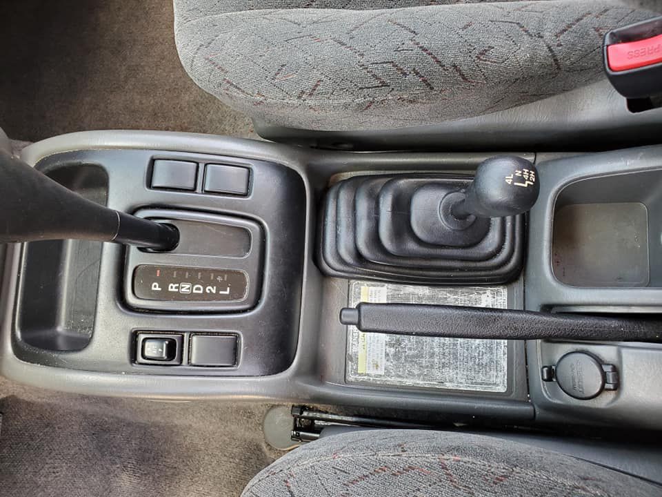 2002 Chevrolet Tracker Image 11
