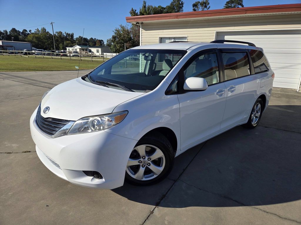2014 Toyota Sienna Image 1