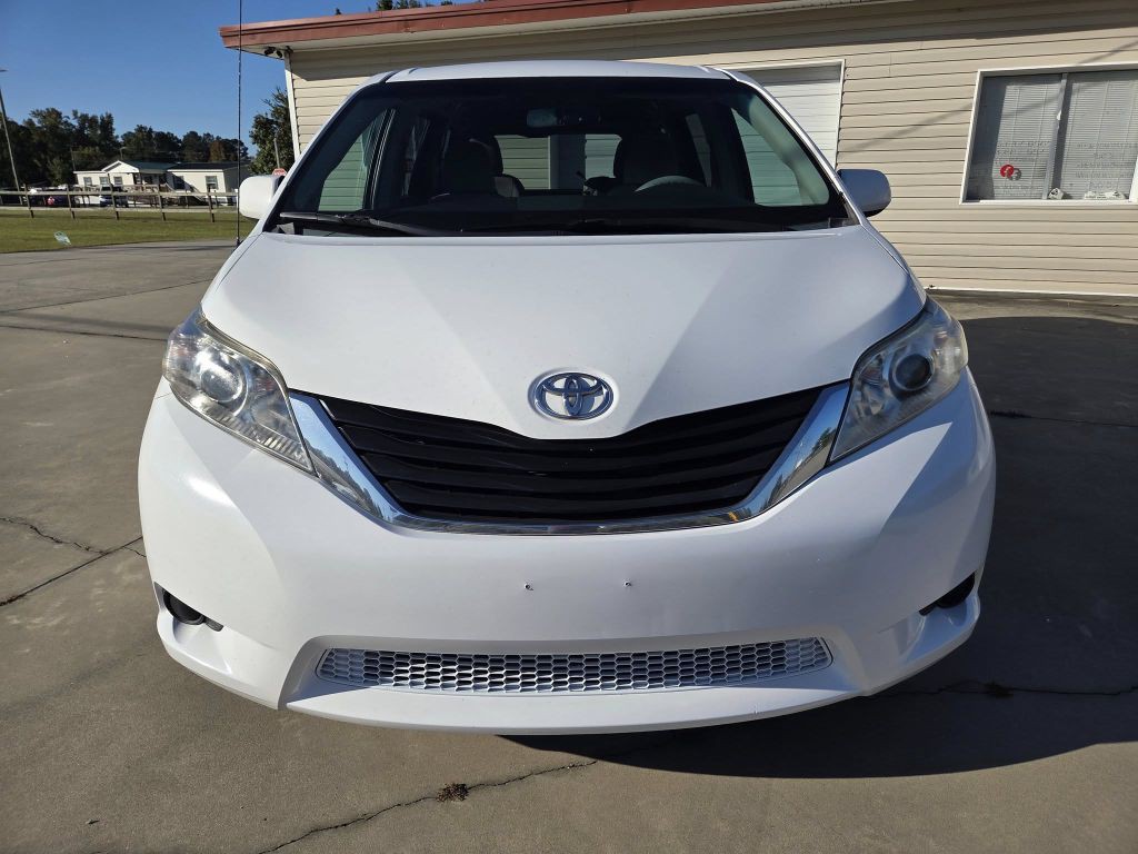 2014 Toyota Sienna Image 3