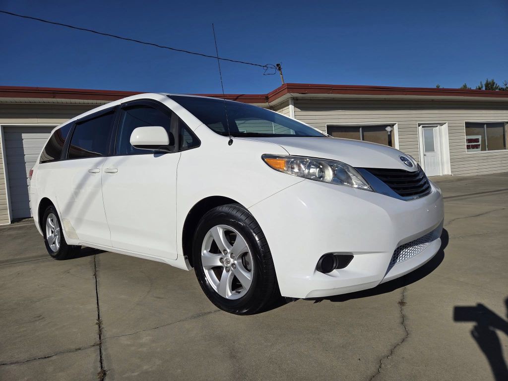 2014 Toyota Sienna Image 4