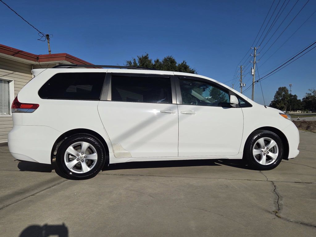 2014 Toyota Sienna Image 5