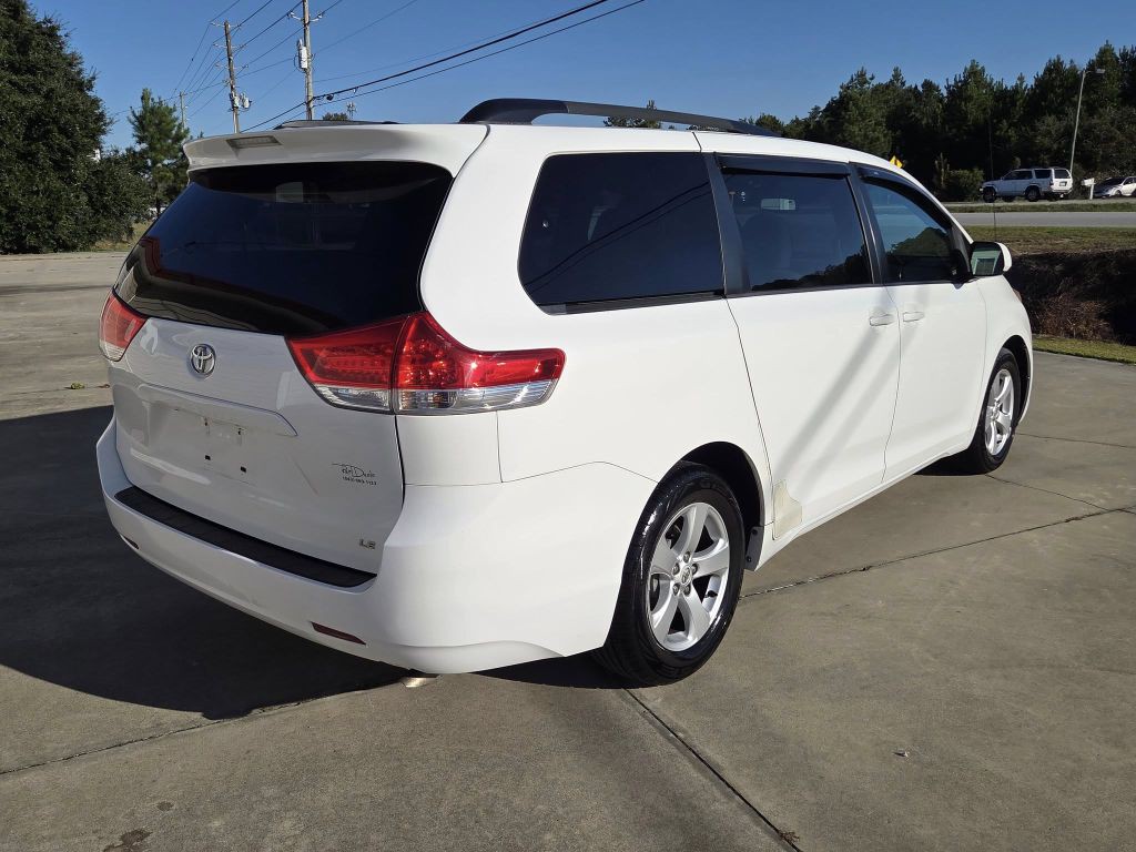 2014 Toyota Sienna Image 6