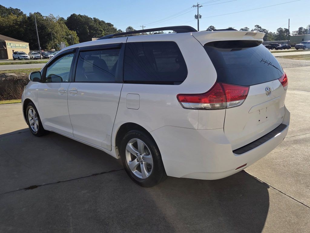 2014 Toyota Sienna Image 7