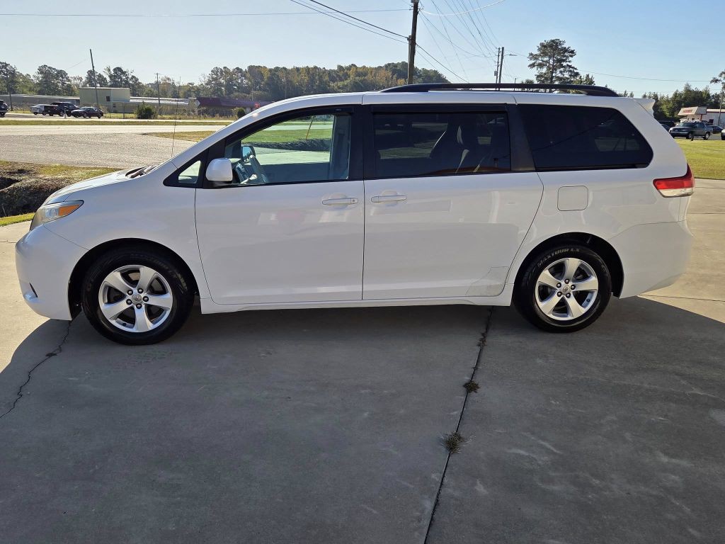 2014 Toyota Sienna Image 8