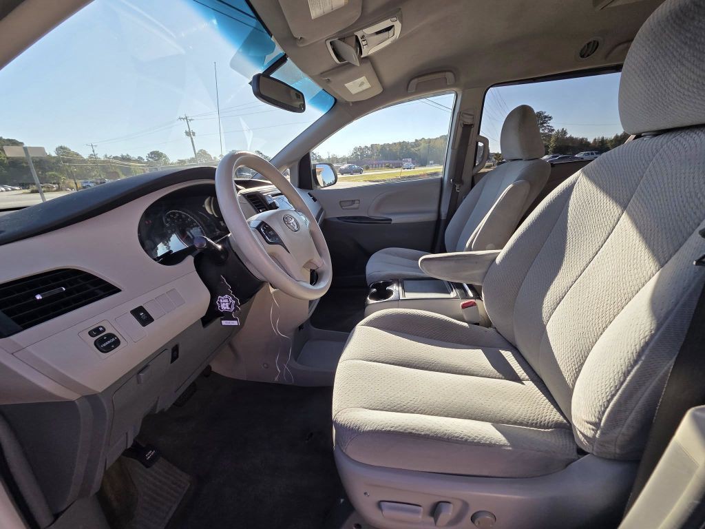 2014 Toyota Sienna Image 9