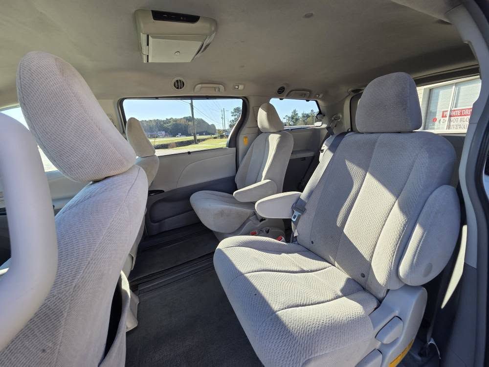 2014 Toyota Sienna Image 10