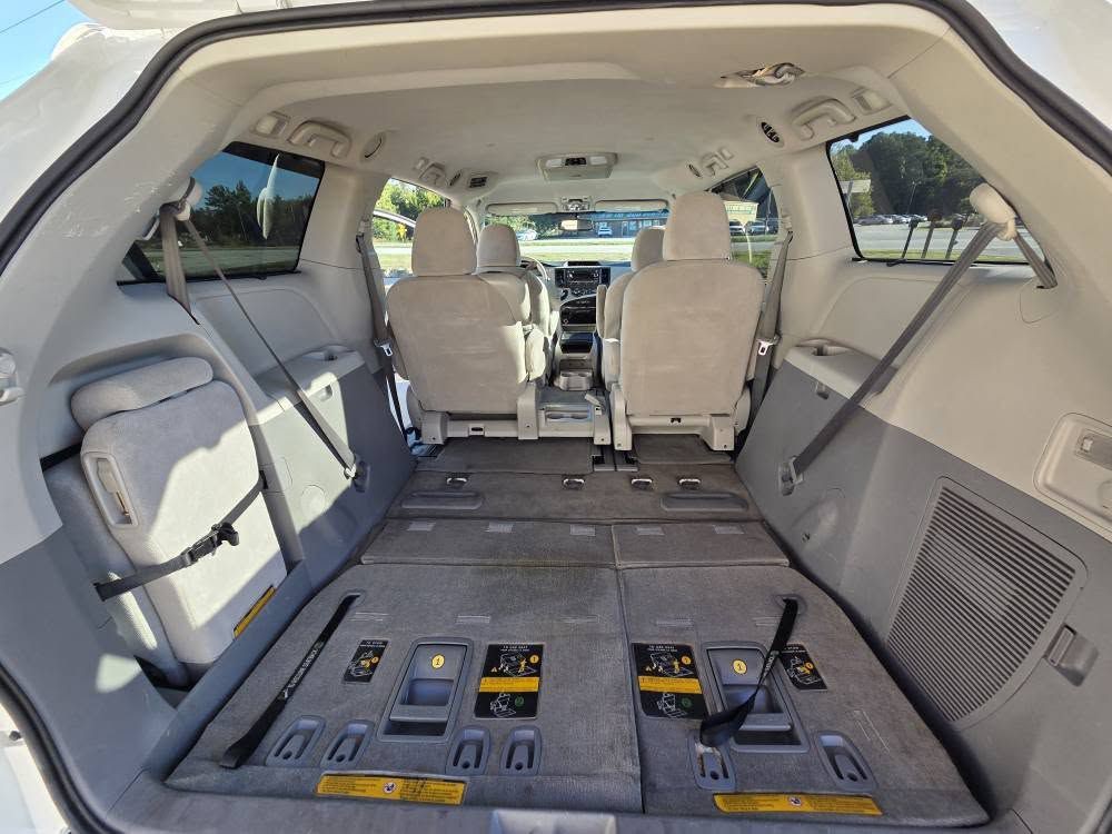 2014 Toyota Sienna Image 11