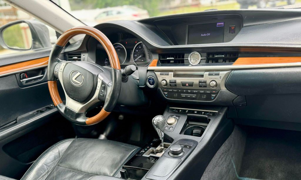 2013 Lexus ES 300 Image 9