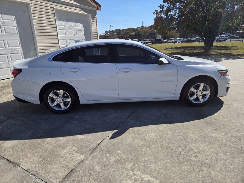 2022 Chevrolet Malibu Image 2