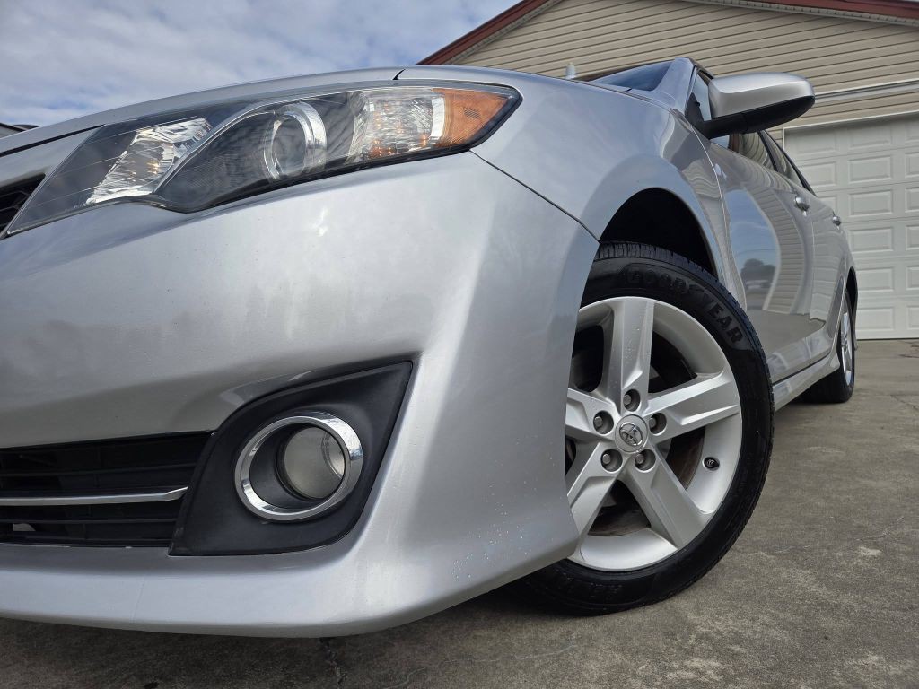 2014 Toyota Camry Image 2